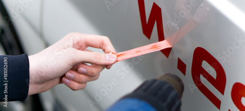 Aufkleber entgittern / Autobeschriftung photo