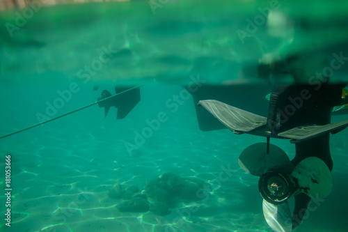 Motor von Motorboot unter Wasser