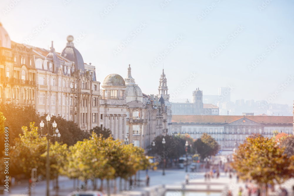 Obraz premium Cityscape view on the Avenue of the Allies during the foggy morning in Porto city, Portugal