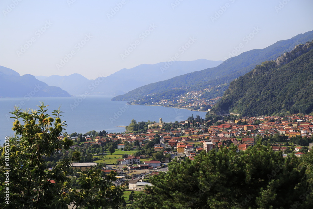 Fototapeta premium Dongo, Gemeinde Gravedona am Comer See in Italien, Seeblick