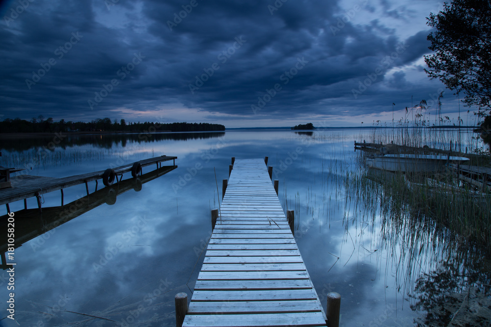 Naklejka premium Jettys and boats at dusk