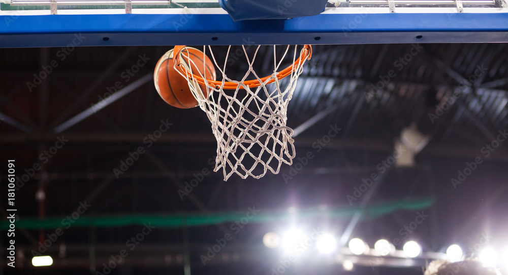 Obraz premium scoring during a basketball game - ball in hoop