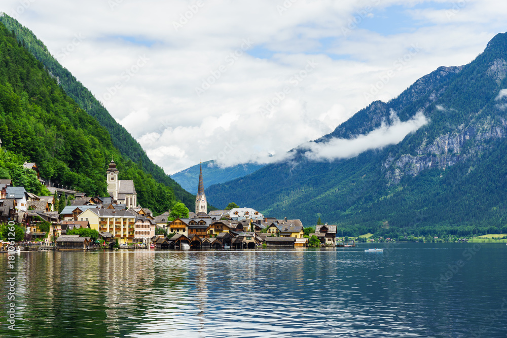 Fototapeta premium miasto Hallstatt w Austrii w słoneczny dzień