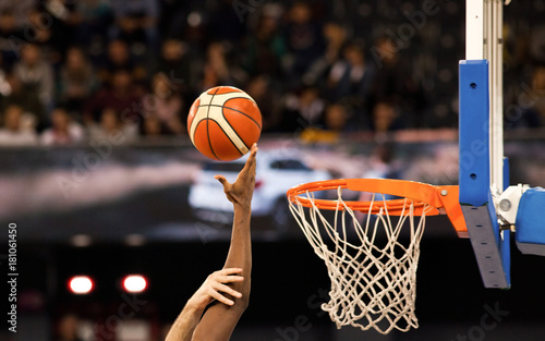 Obraz na plátně scoring during a basketball game - ball in hoop