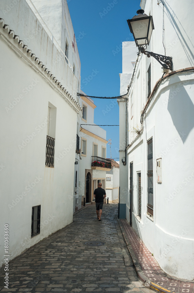 Tourist in den Gassen von Tarifa in Spanien