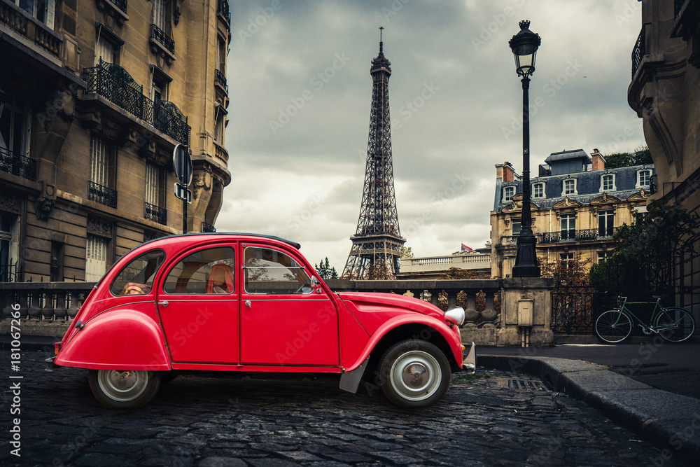 Fototapeta Czerwony samochód w Paryżu