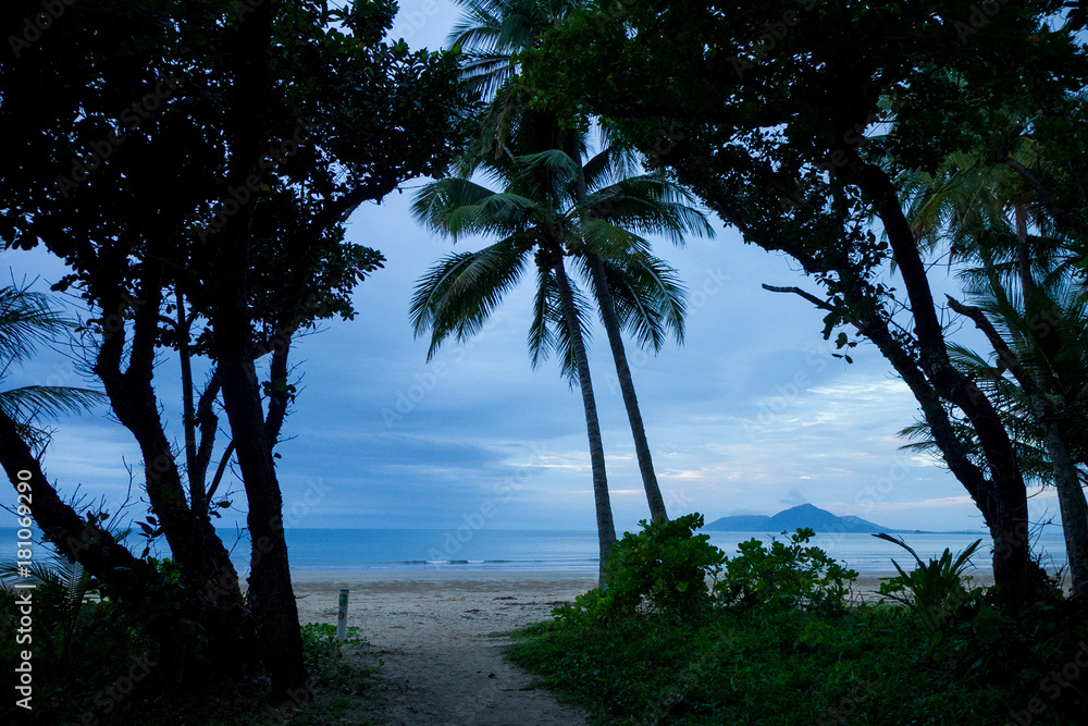 Dunk Island as seen through palms trees from Mission Beach (Australia) Dunk Island as seen through palms trees from Mission Beach (Australia)