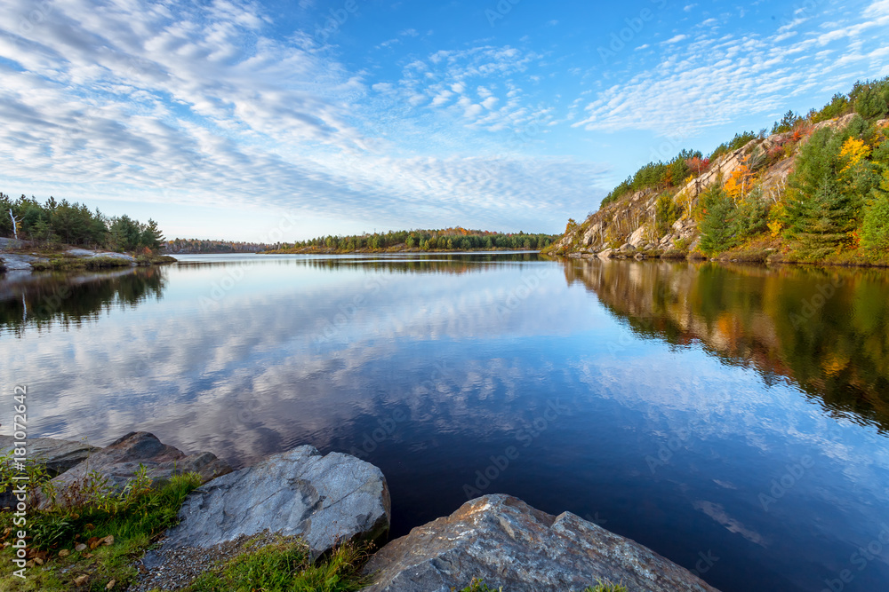Obraz premium View of Conservation Lake in Ontario during fall season