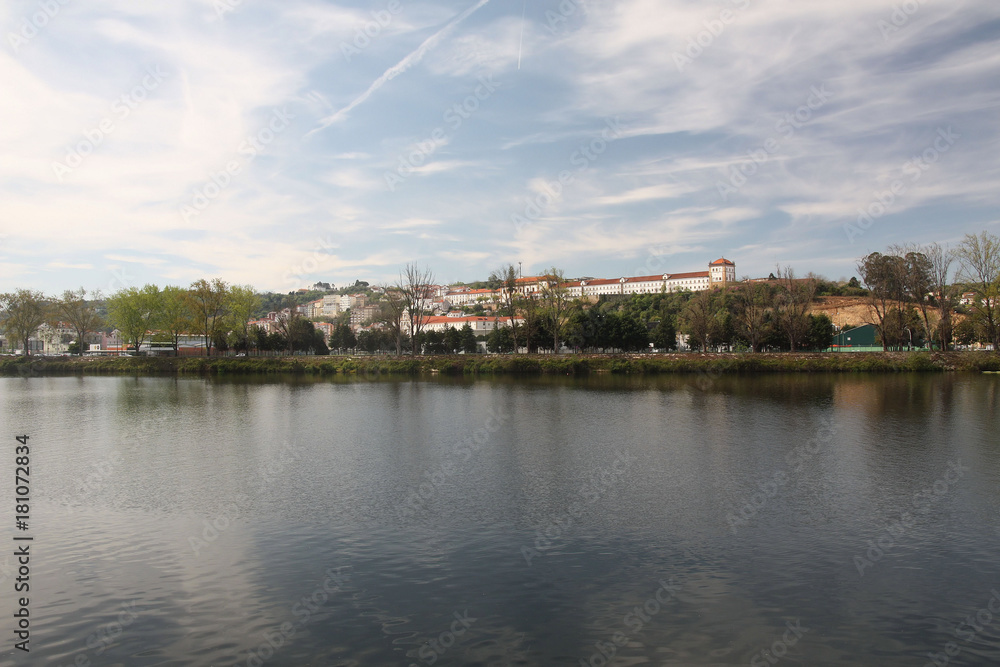 Portugal, monastère de Santa Clara a nova vu du rio mondego à Coimbra