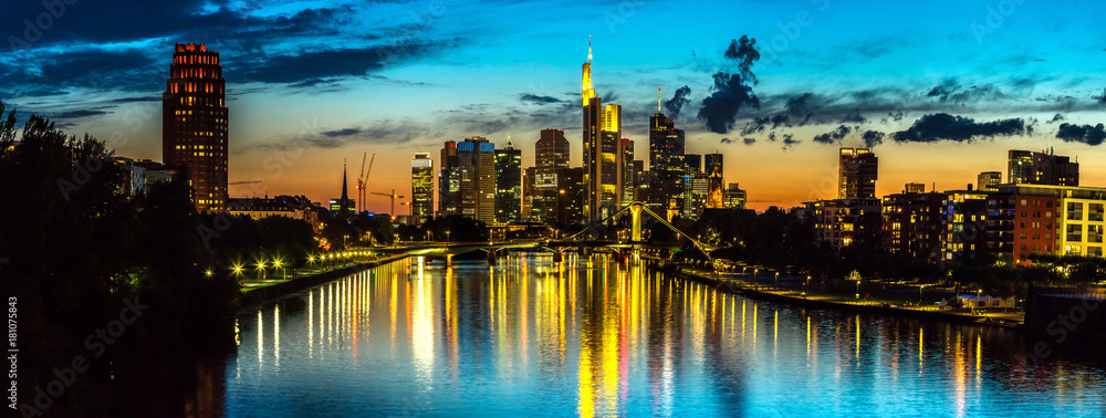 Naklejka premium Frankfurt nad Menem podczas zachodu słońca