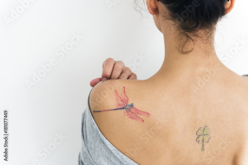 Valokuva A woman is showing her tattoo on her back