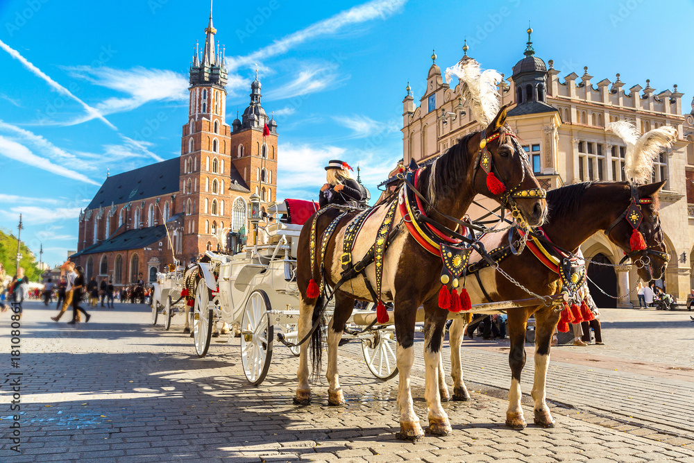 Obraz premium Horse carriages at main square in Krakow