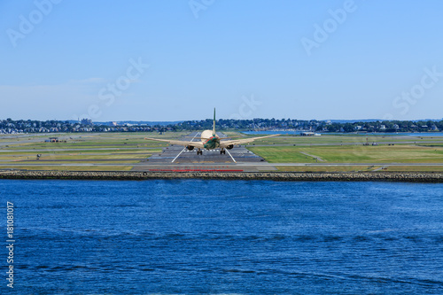 Foto Plane Landing at Logan