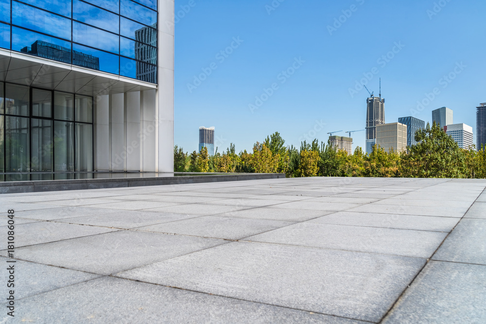 Fototapeta premium empty brick floor with cityscape and skyline.