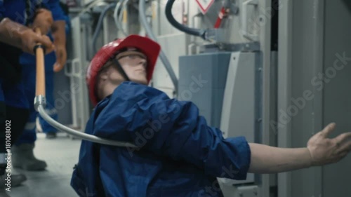 Workers learn to act properly if their partner is struck by an electric shock and the person has lost consciousness.