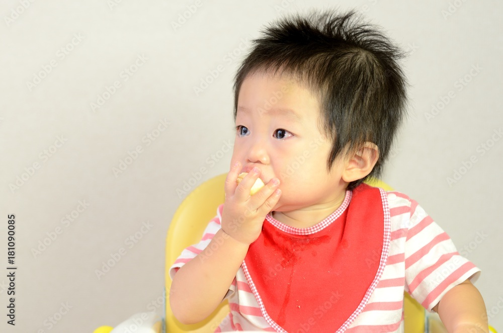 泣きながら食べる子供