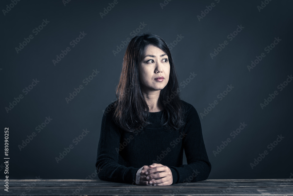座っている女性 暗いイメージ 座っている女性 暗いイメージ