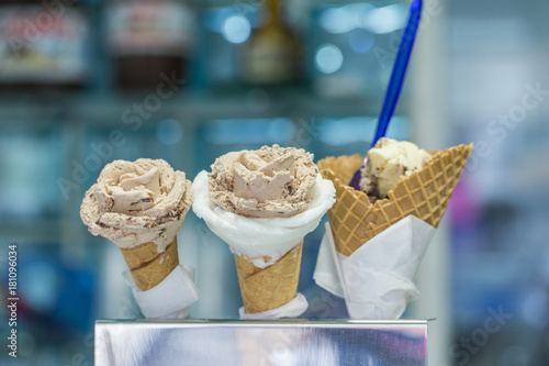 lume/Rose aus Schokoladen, Nuss, keks und Zitronen Eis, leckerer Genuss im Urlaub