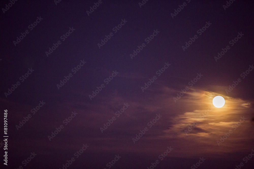 Romantischer Sonnenuntergang, Mond brennt am bunten Himmel Romantischer Sonnenuntergang, Mond brennt am bunten Himmel