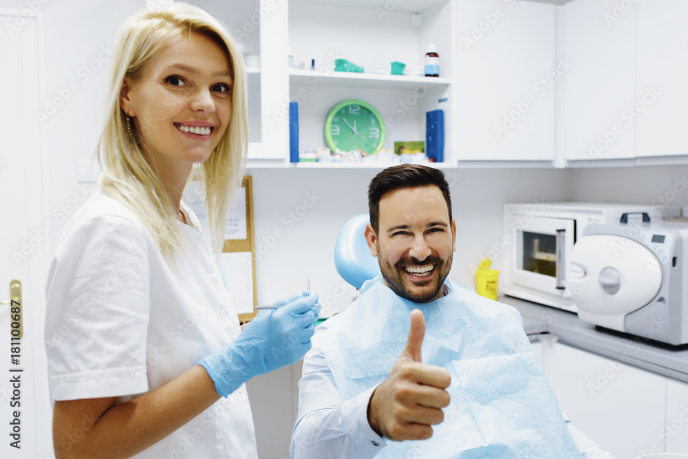 Obraz premium Young man at the dentist