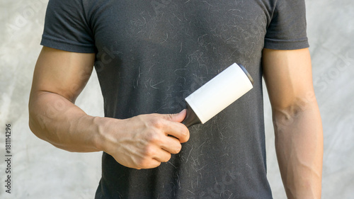 Fotografie Man holding a hair removal roller.