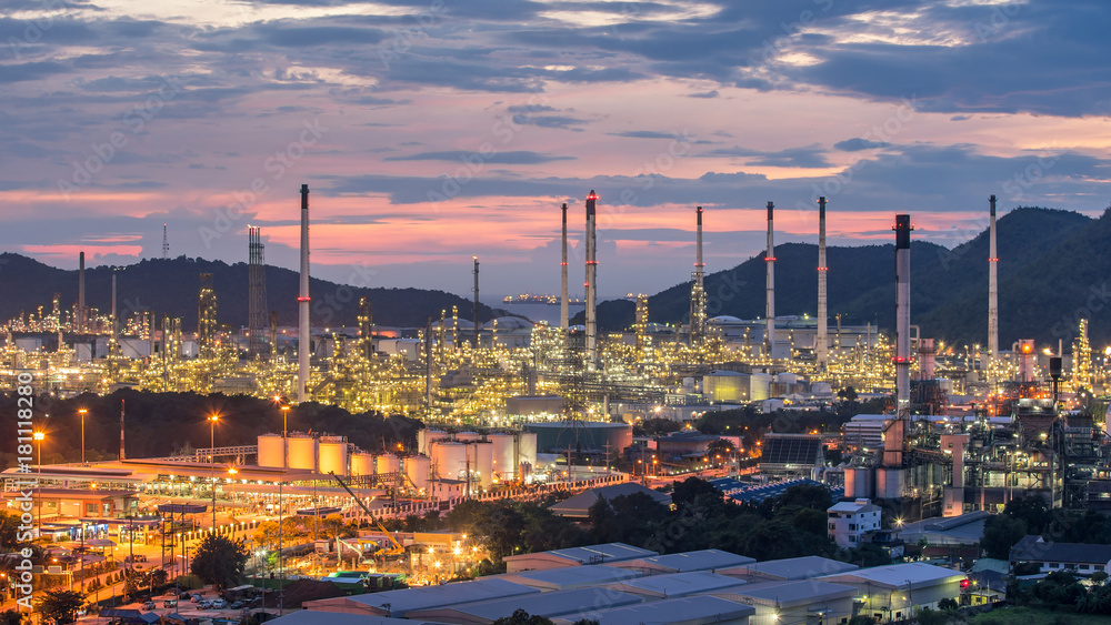 Obraz premium Beautiful sunset petrochemical oil refinery factory plant cityscape of Chonburi province at night , landscape Thailand
