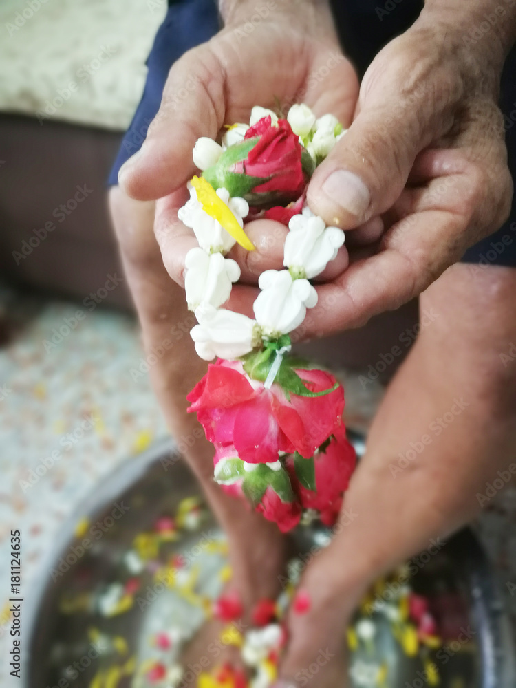 Pour water on the hands of revered elders and ask for blessing Pour water on the hands of revered elders and ask for blessing