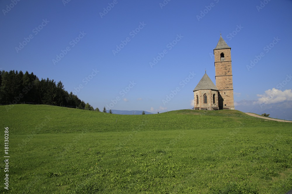 Fototapeta premium St. Kathrein Kirche in Hafling, Südtirol, Italien, Europa