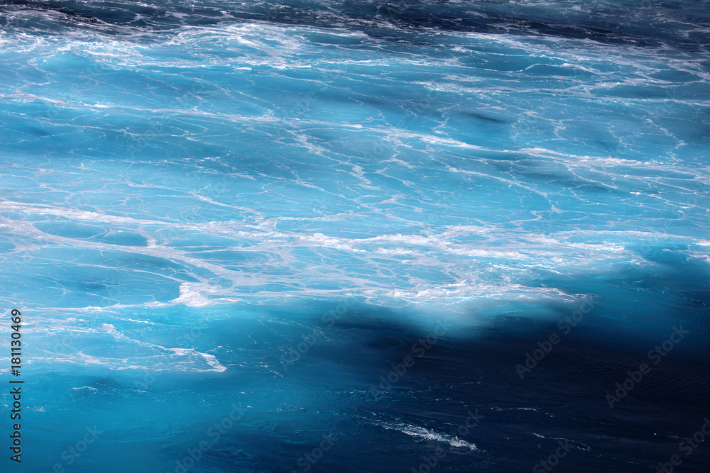 Fototapeta premium Meer Ozean Meerwasser mit verschiedenen Wasserfarben