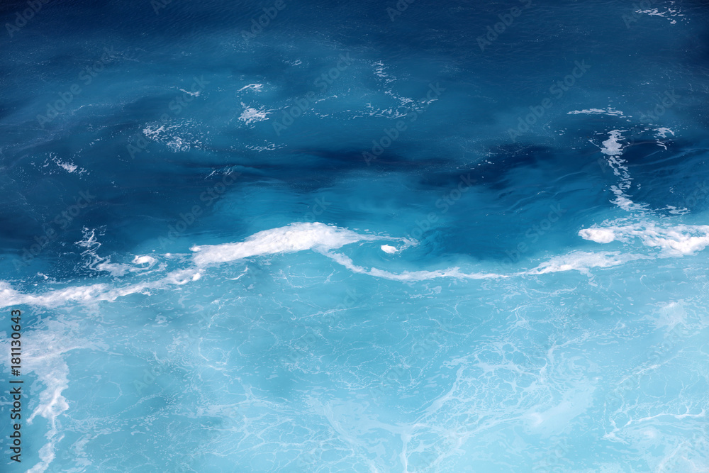 Fototapeta premium Woda oceanu morskiego o różnych kolorach wody