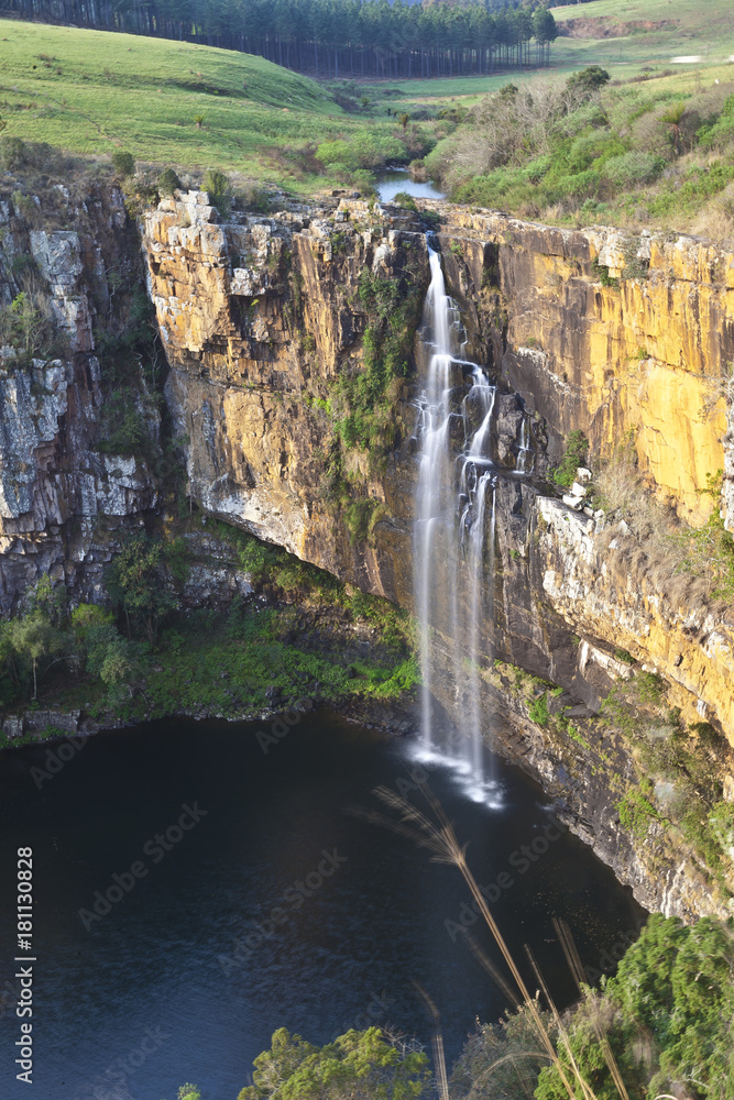Fototapeta premium Zdjęcie wodospadu w Berlinie z góry w dzień w słońcu, sfotografowane w Republice Południowej Afryki w pobliżu Johannesburga we wrześniu 2013 roku