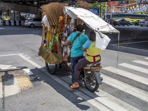 Tienda motocicleta ambulante en un paso de peatones en Bangkok