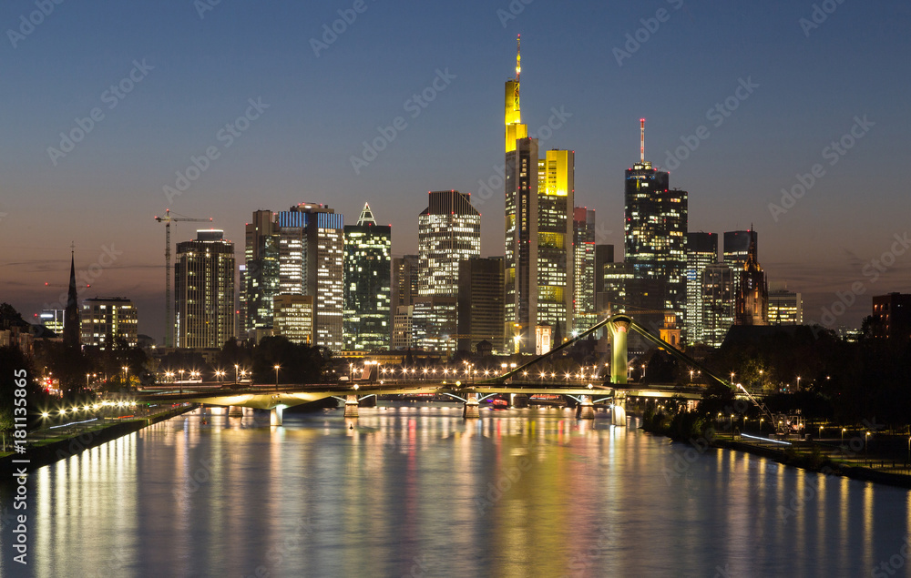 Obraz premium Frankfurt am Main skyline at dusk Hessen Germany