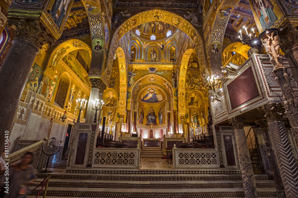 Interior, decorated with beautiful mosaics Bizzantini, Palatina Chapel, Palazzo dei Normanni, Palermo, Italy.