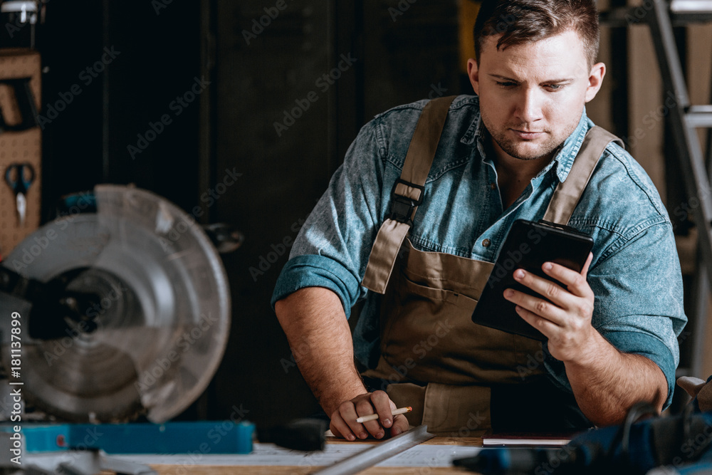 Self-employed machine constructor calculating costs
