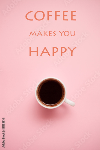Fotografia cup of coffee on pastel background with quotes
