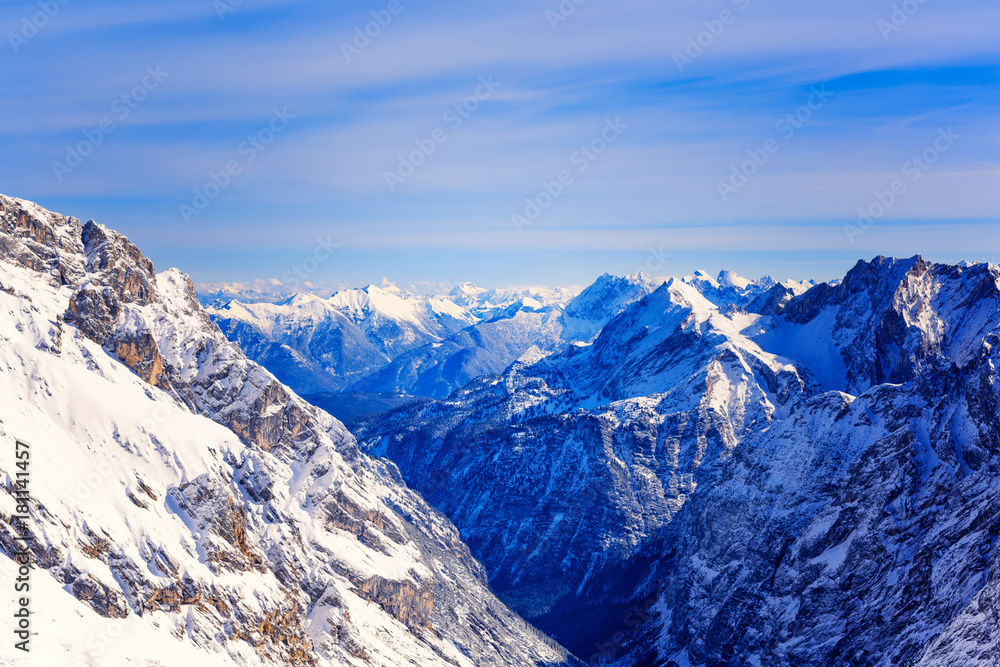 Obraz premium Winter landscape with view to the Zugspitze 