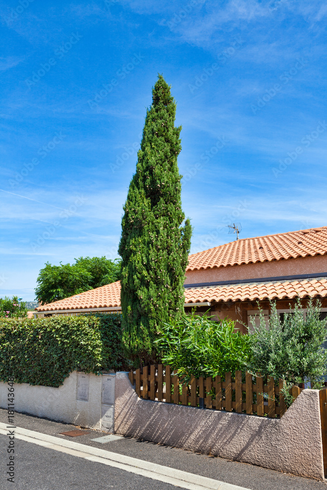 Blick auf einen Garten mit Pflanzen in der Ferienanlage Les Ayguades in Gruissan, Südfrankreich