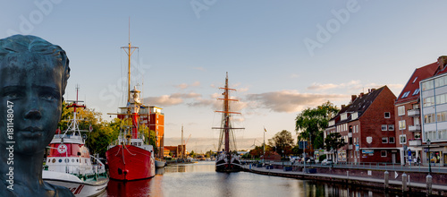 Fotografiet Emden am Delft mit abendstimmung und Jantje Vis