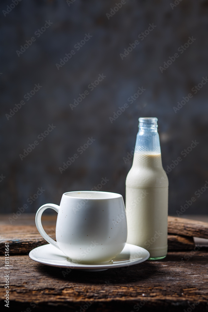 Obraz premium Bottles of milk and glass of milk