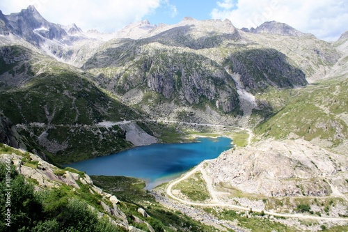 Fototapeta Naklejka Na Ścianę i Meble -  panorama lago montagna azzurro rocce natura