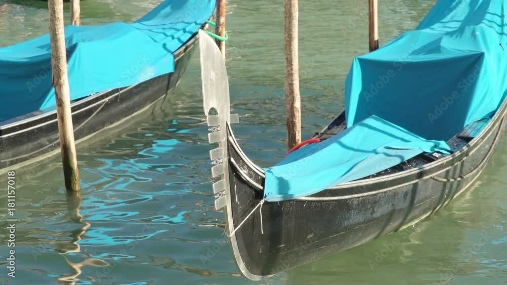 14700_The_Venetian_gondola_covered_in_blue_cloth.mov 14700_The_Venetian_gondola_covered_in_blue_cloth.mov