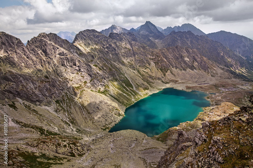 Fototapeta Naklejka Na Ścianę i Meble -  Beautiful lake Hlincovo Pleso among rocky Tatra mountains