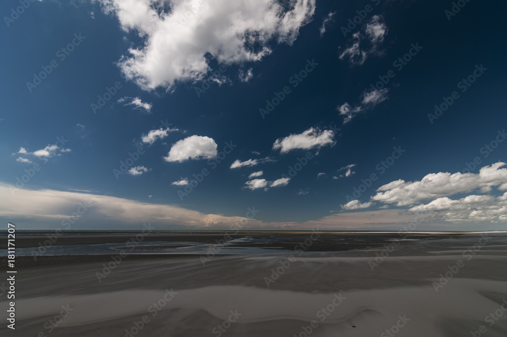 Berck (Berck-sur-Mer) ist eine Gemeinde im Norden von Frankreich (Departement Pas-de-Calais, Region Hauts-de-France).Berck ist bekannt für seine breiten Strände und seine beeindruckenden Dünen. Berck (Berck-sur-Mer) ist eine Gemeinde im Norden von Frankreich (Departement Pas-de-Calais, Region Hauts-de-France).Berck ist bekannt für seine breiten Strände und seine beeindruckenden Dünen.