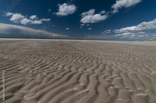 Berck  Berck-sur-Mer  ist eine Gemeinde im Norden von Frankreich  Departement Pas-de-Calais  Region Hauts-de-France .Berck ist bekannt f  r seine breiten Str  nde und seine beeindruckenden D  nen.