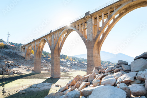 Puente de hormigón sobre lecho de rio seco photo