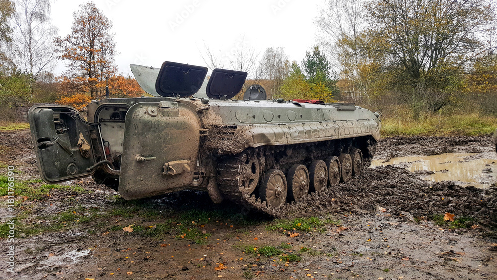 Obraz premium A combat vehicle before start to race in deep mud.