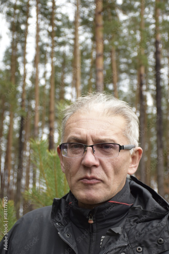 мужчина в осеннем лесу мужчина в осеннем лесу