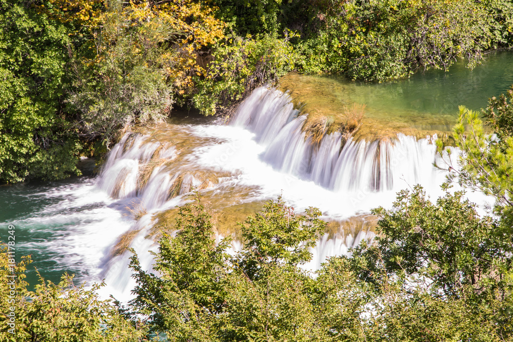 Fototapeta premium Nationalpark Krka Wasserfälle im September