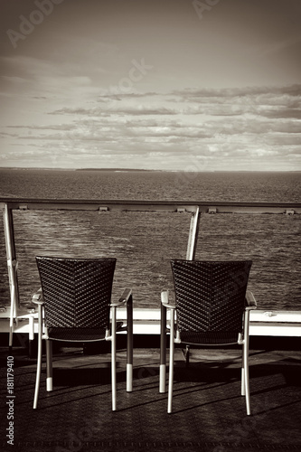 Ausblick und zwei St  hle auf dem Deck eines Schiffes  monochrom